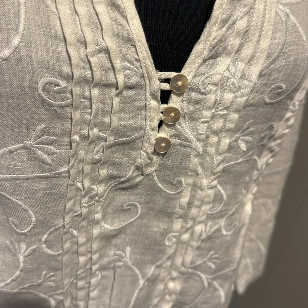 St. Tropez white linen embroider split neckline tuxedo pleated tunic. New. Small